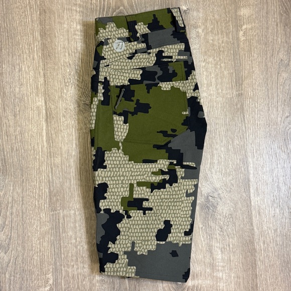 NWT Men’s KUIU Kutana Stretch Woven 13" Short Lightweight Cargo Color: Verde - Picture 5 of 6